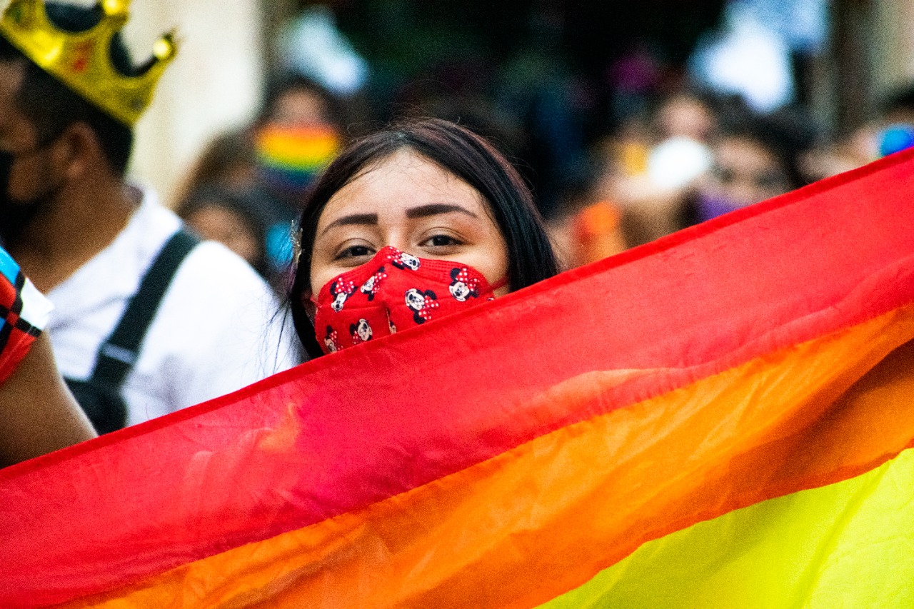Comunidad LGBTTTIQ+ pinta de colores el Centro Histórico de Mérida